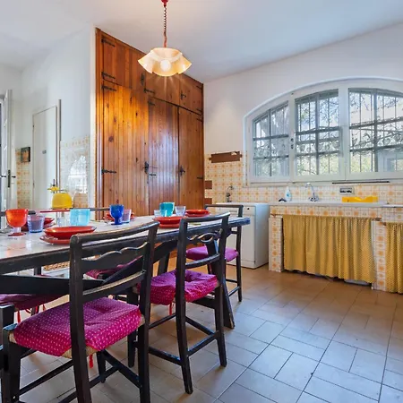 Guesthost - Lovely Sea View With Parking Villa