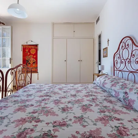 Guesthost - Lovely Sea View With Parking Villa