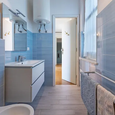 Guesthost - Lovely Sea View With Parking Villa