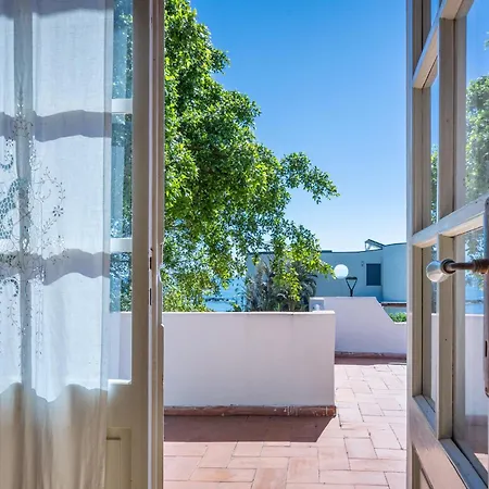 Guesthost - Lovely Sea View With Parking Villa